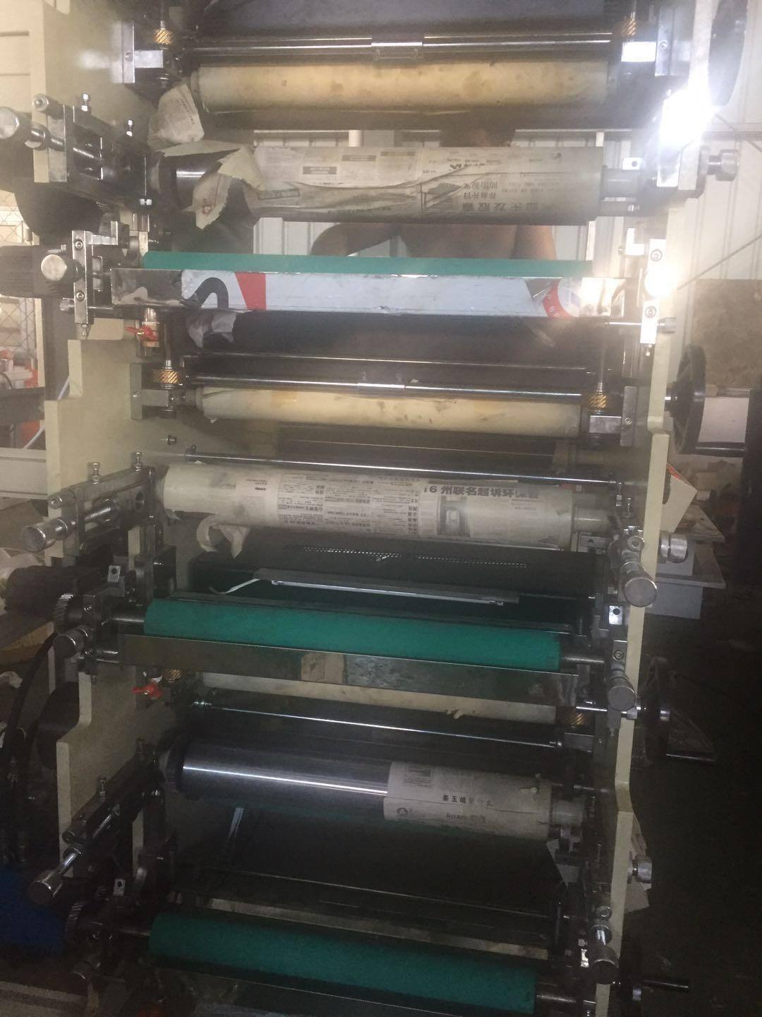 Paano panatilihin ang matatag na kalidad ng output gamit ang isang kagamitan sa paggawa ng papel na baso araw-araw?