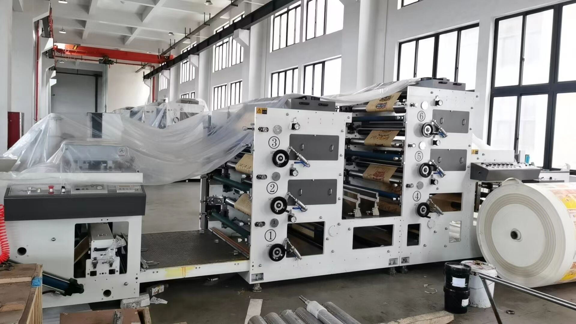 Paano pinabubuti ng isang makina para sa papel na baso ang pagkakapare-pareho sa mataas na dami ng produksyon?
