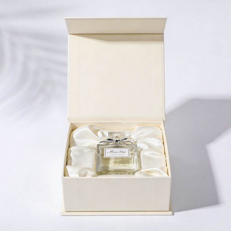 Foldable magnetic boxes for efficient logistics and storage ideal for fashion jewelry and accessory brands