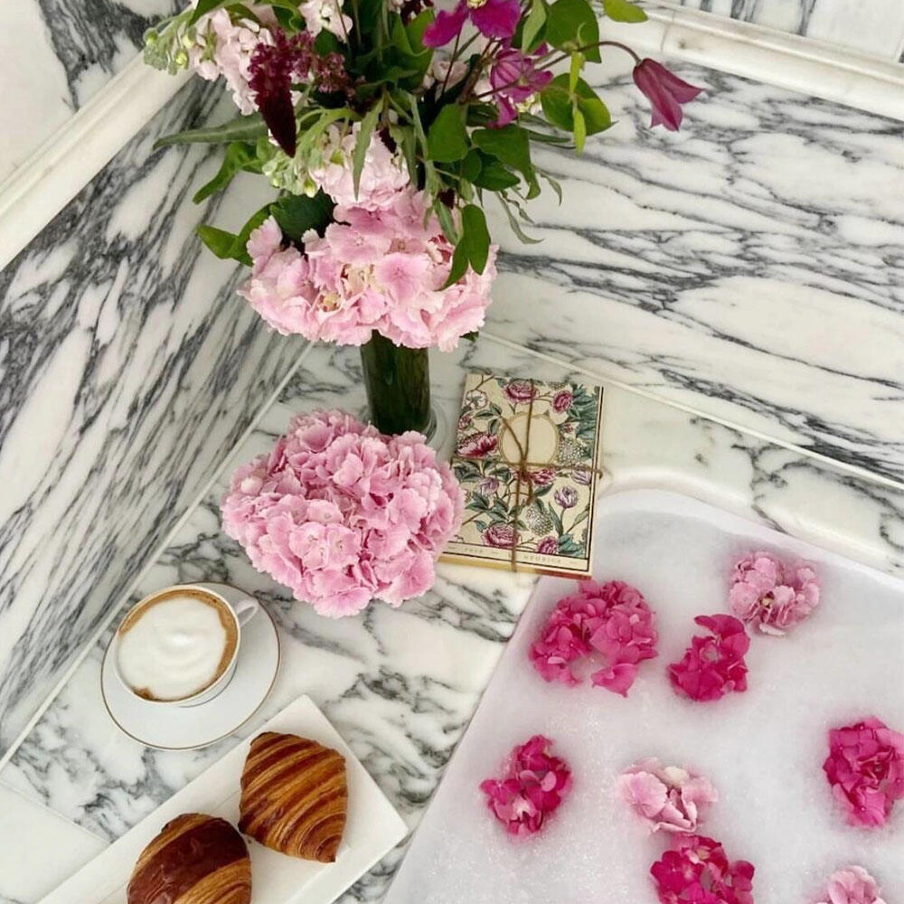 หินอ่อนอาหรับเบสกาโต: หินอ่อนสีขาวอันเป็นเอกลักษณ์จากอิตาลีที่มีลายเส้นหนาชัดเจน