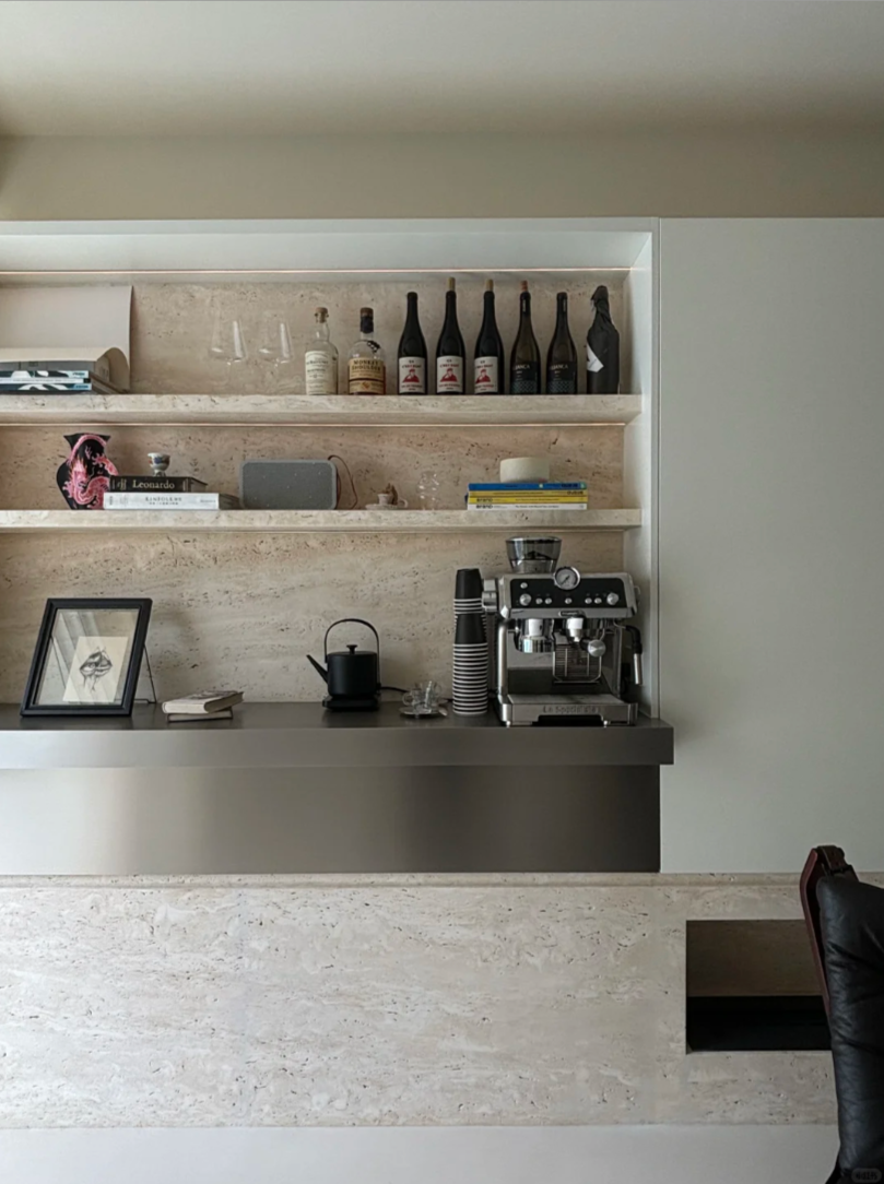 Pedra Branca de Travertino: Beleza Atemporal em Todas as Superfícies