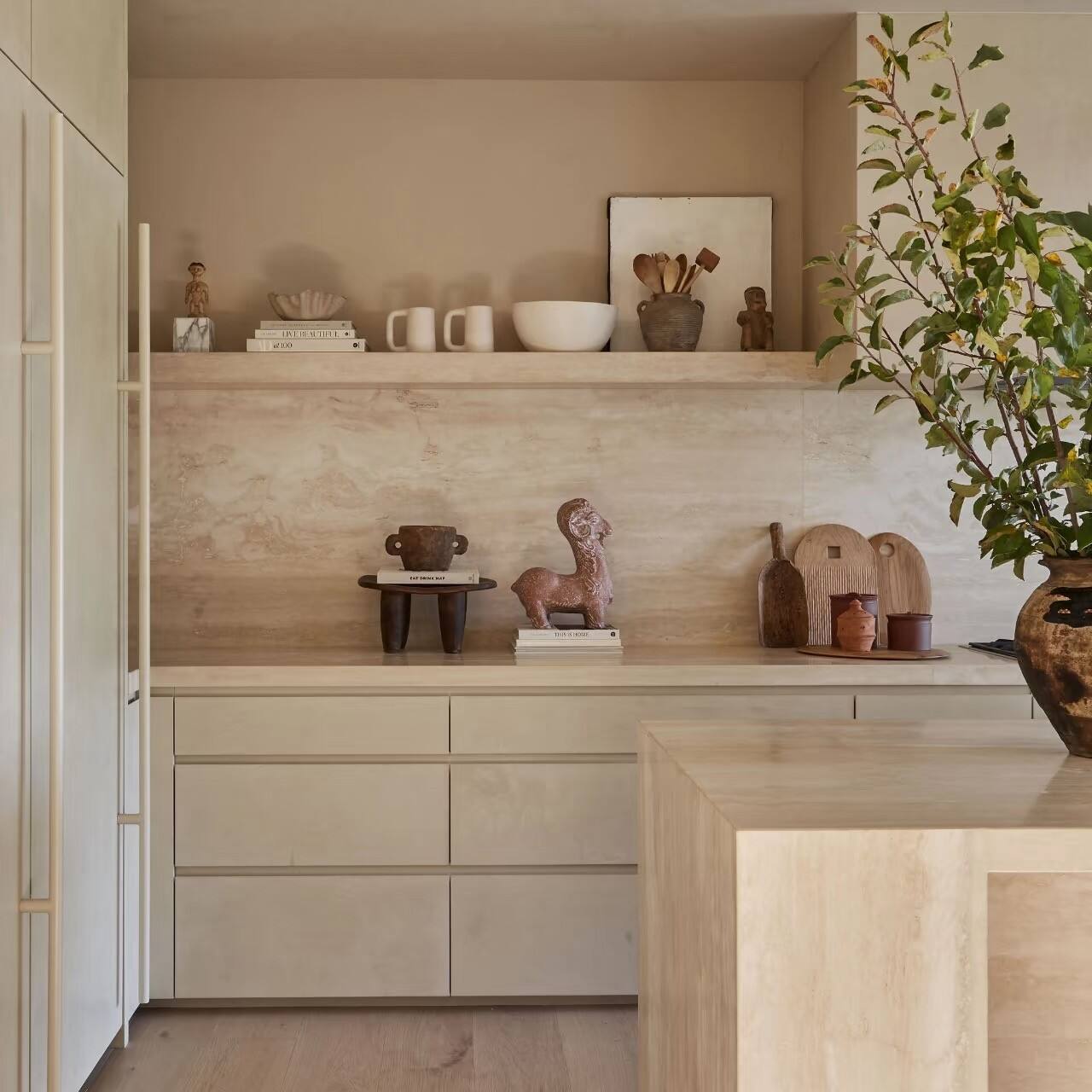 Expressões Espaciais que Variam de Bege Suave a Dourado Luxuoso — Pedra Natural com Tonalidade Amarela