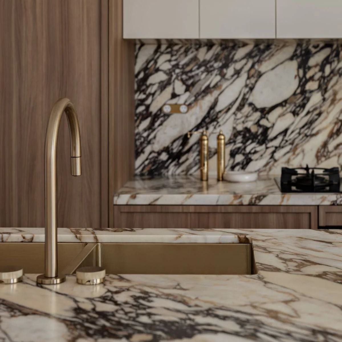 Marmor Calacatta Viola: Electio Princeps pro Dispositionibus Cucinae Residuariis Luxuosissimis