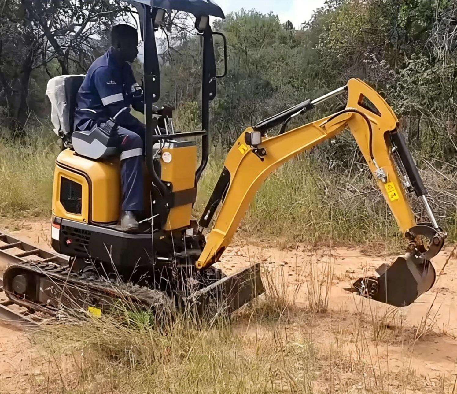 Ghana Infrastructure Projects (West Africa) : HS15 mini excavator in tropical high-temperature environments