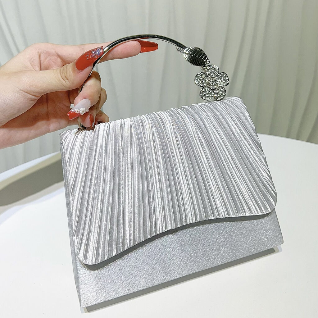 Veckad kvällsklutch i satin med kristallblomma som handtag | Elegant bröllops- och festväska, lyxig veckad kvällsklutch i satin | Kristallblomma som överdel på handtaget för formella tillfällen
