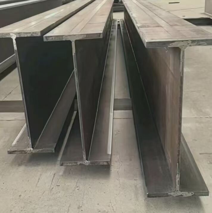 I-install ang beam at column para sa paggawa ng frame ng industrial workshop.