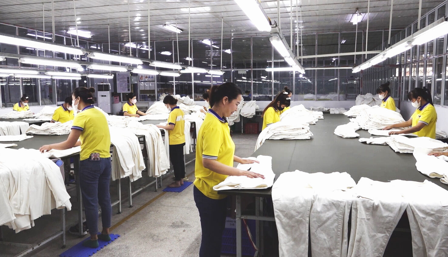 How to Negotiate Competitive Pricing with Wholesale Garment Suppliers