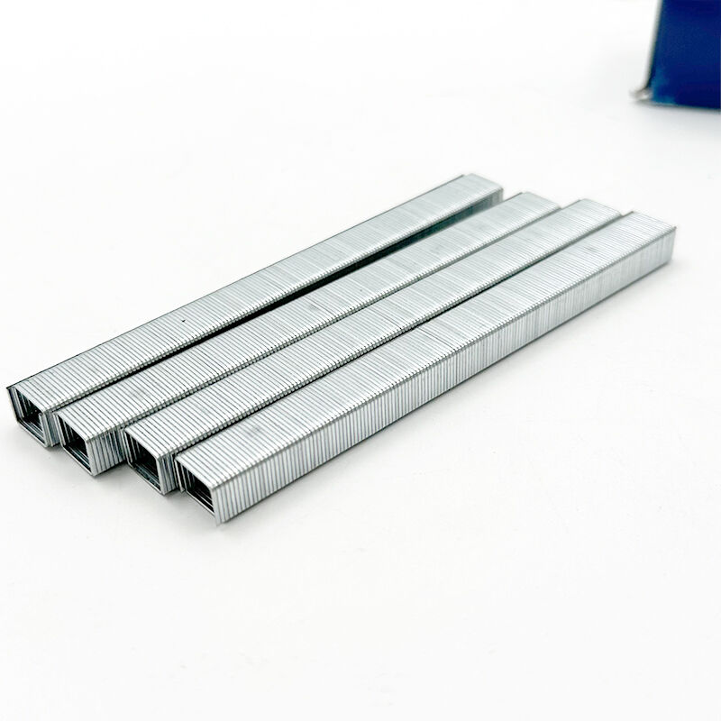 دبابيس وي جوي موديل 1308، بطول ساق ٨ مم، مصنوعة من سلك رفيع مجلفن، مناسبة للتنجيد، ذات طرف إزميلي، مُلصَّقة بالغراء على هيئة صفوف، من النوع U، تُستخدم لتثبيت أطر الأثاث ومقاعد الكنب والإطارات الخشبية