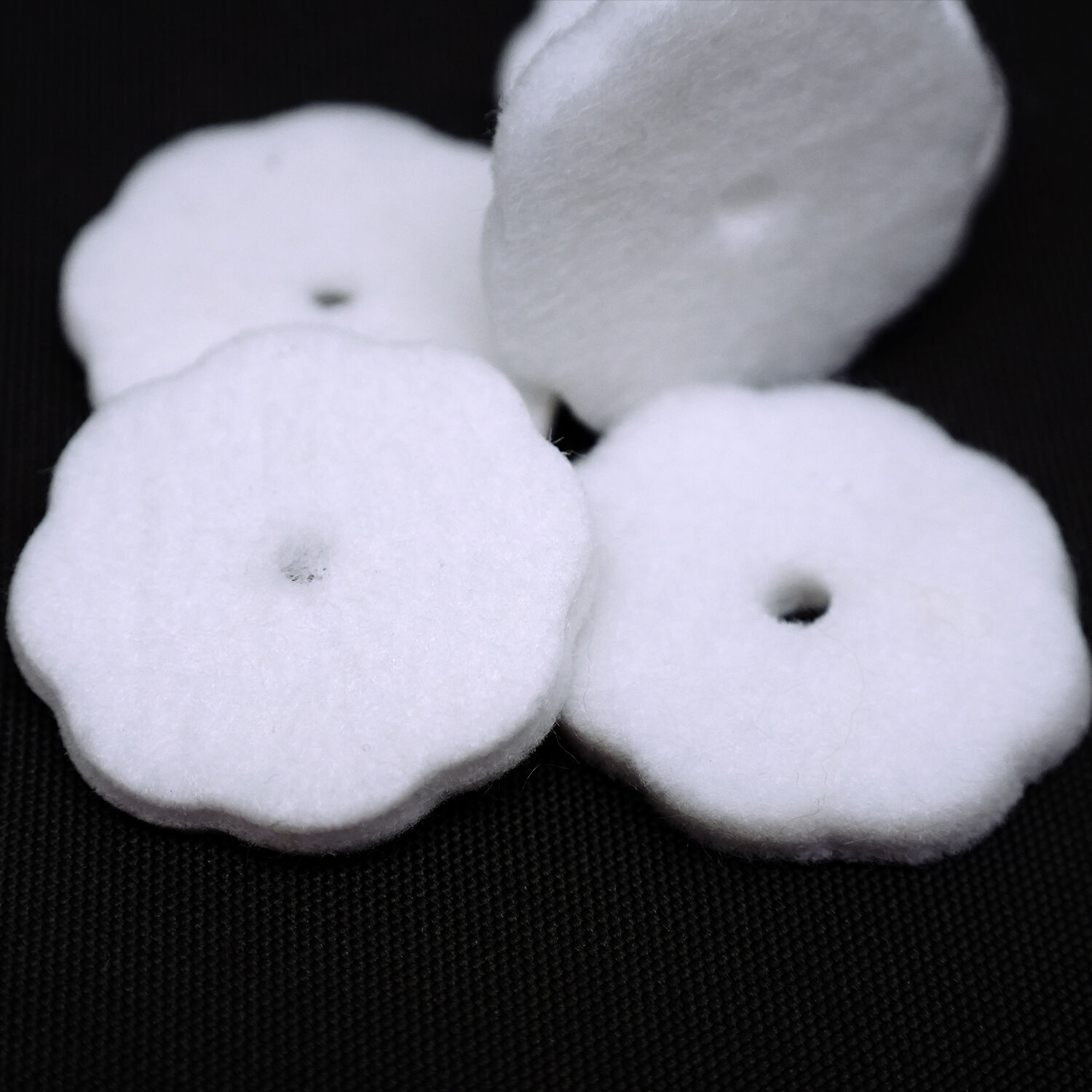 أجزاء أثاث وي جوي، إكسسوارات السرير: واقي مانع للتسرب من الفيلت الأبيض بقطر ٤٠ مم لتثبيت المرتبة، وواقي أرضي ذاتي اللصق، وأجزاء هاردويير