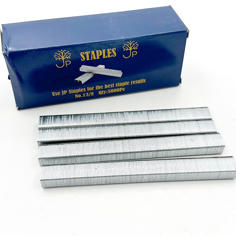 دبابيس وي جوي موديل 1308، بطول ساق ٨ مم، مصنوعة من سلك رفيع مجلفن، مناسبة للتنجيد، ذات طرف إزميلي، مُلصَّقة بالغراء على هيئة صفوف، من النوع U، تُستخدم لتثبيت أطر الأثاث ومقاعد الكنب والإطارات الخشبية