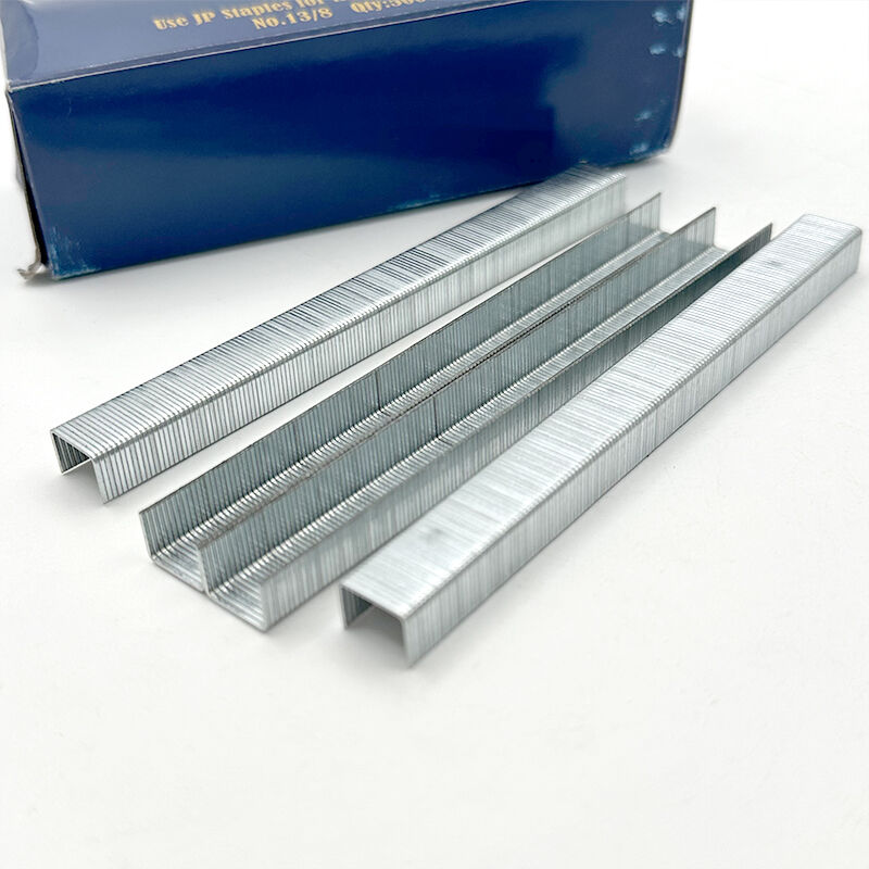 دبابيس وي جوي موديل 1308، بطول ساق ٨ مم، مصنوعة من سلك رفيع مجلفن، مناسبة للتنجيد، ذات طرف إزميلي، مُلصَّقة بالغراء على هيئة صفوف، من النوع U، تُستخدم لتثبيت أطر الأثاث ومقاعد الكنب والإطارات الخشبية