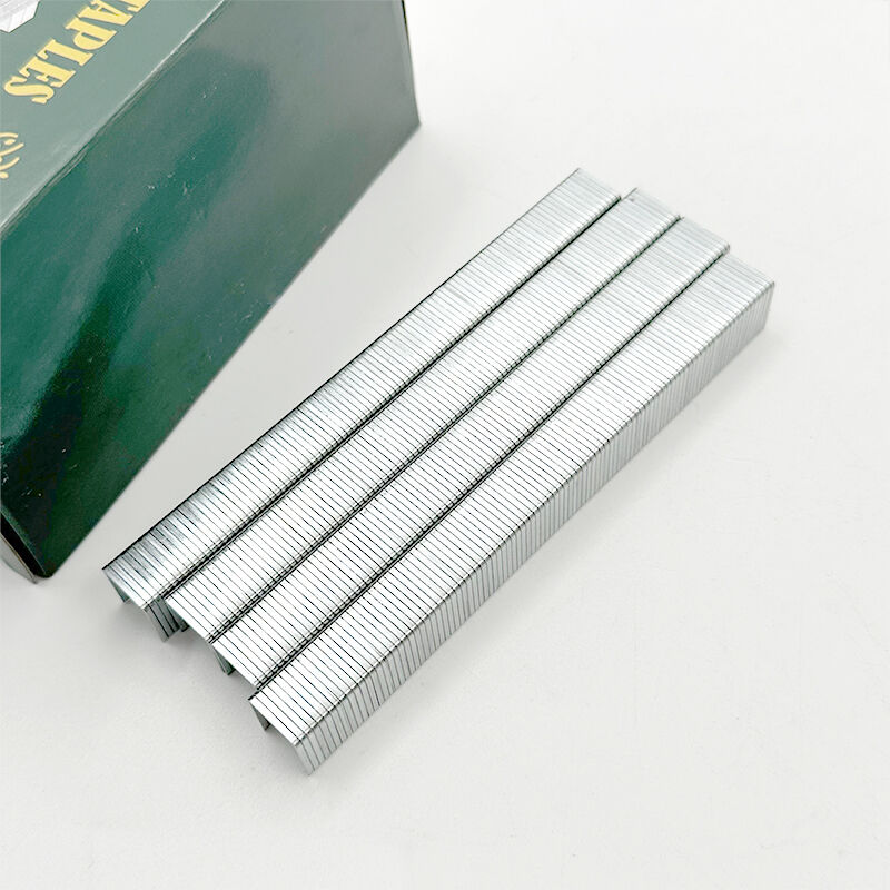 دبابيس وي جوي موديل 1013J، بطول ساق ١٣ مم، عالية التحمل، مناسبة للتنجيد، بسمك سلك ٠٫٨٦ مم، تُستخدم مع مسدس دبابيس هوائي، مناسبة لمقاعد الكنب والأثاث وإطارات الخشب، وأدوات التجهيزات والمثبتات