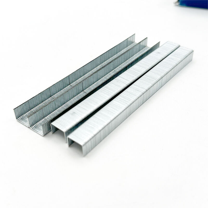 دبابيس وي جوي موديل 1308، بطول ساق ٨ مم، مصنوعة من سلك رفيع مجلفن، مناسبة للتنجيد، ذات طرف إزميلي، مُلصَّقة بالغراء على هيئة صفوف، من النوع U، تُستخدم لتثبيت أطر الأثاث ومقاعد الكنب والإطارات الخشبية