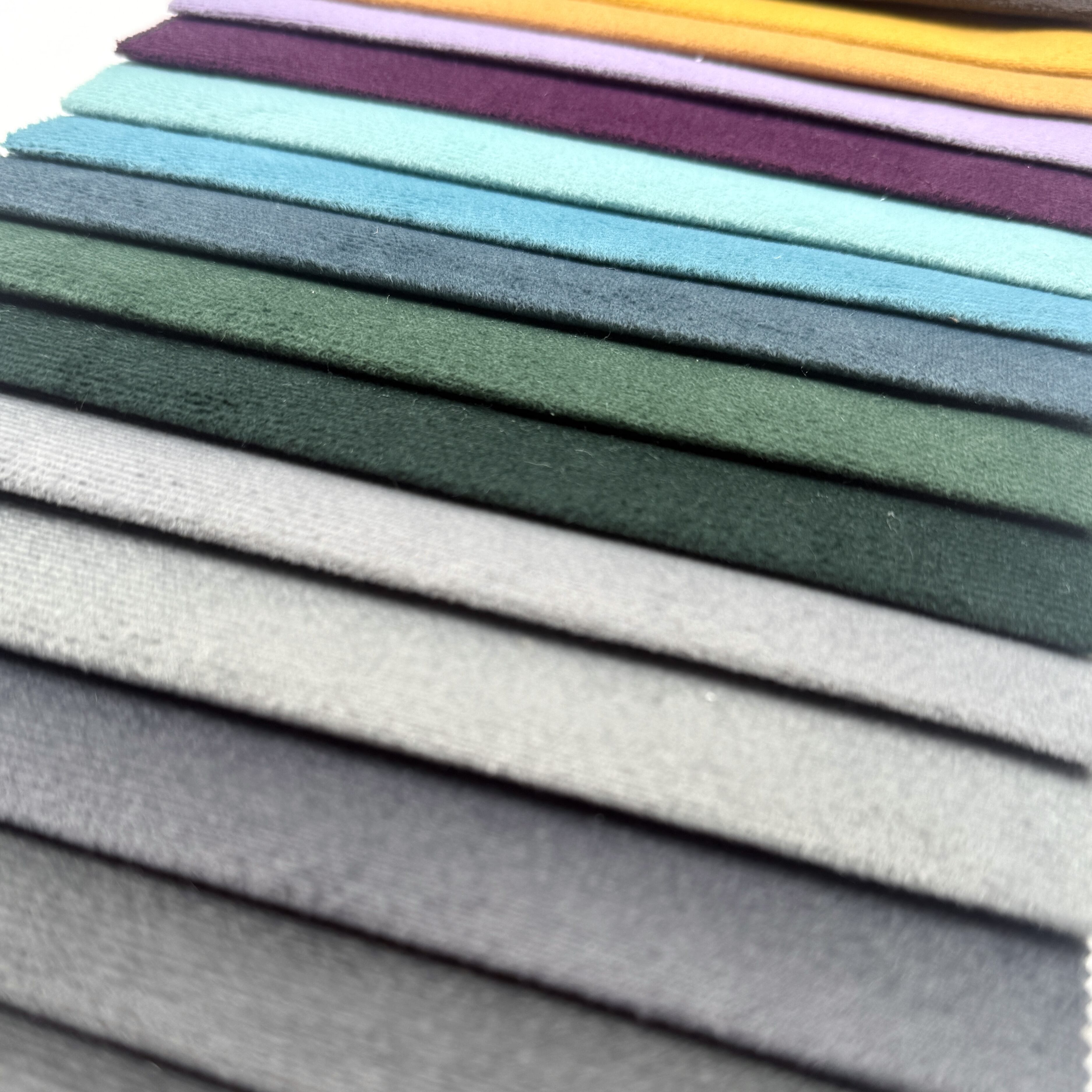 نسيج مخملي عصري من البوليستر الخالص بنسبة ١٠٠٪ وبوزن ٢٢٠ جرام/م² من علامة وي جوي المصنّعة، نسيج خامات منزلية جديد التصميم لنفاذة الأرائك — نسيج موسها المخملي