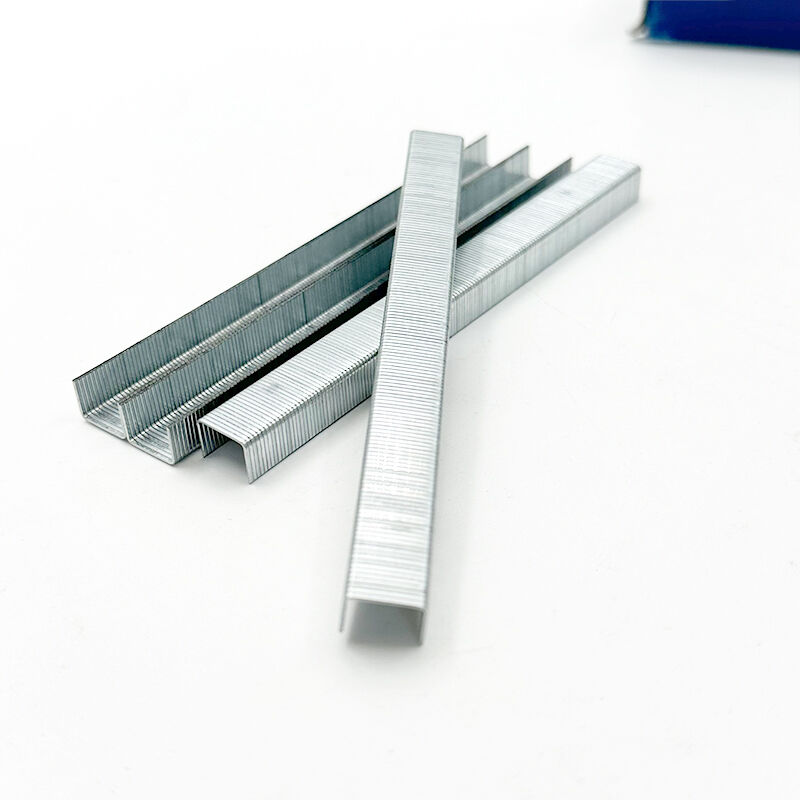 دبابيس وي جوي موديل 1308، بطول ساق ٨ مم، مصنوعة من سلك رفيع مجلفن، مناسبة للتنجيد، ذات طرف إزميلي، مُلصَّقة بالغراء على هيئة صفوف، من النوع U، تُستخدم لتثبيت أطر الأثاث ومقاعد الكنب والإطارات الخشبية