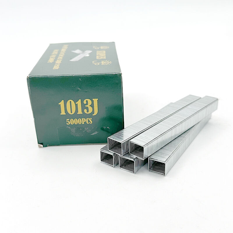 دبابيس وي جوي موديل 1013J، بطول ساق ١٣ مم، عالية التحمل، مناسبة للتنجيد، بسمك سلك ٠٫٨٦ مم، تُستخدم مع مسدس دبابيس هوائي، مناسبة لمقاعد الكنب والأثاث وإطارات الخشب، وأدوات التجهيزات والمثبتات