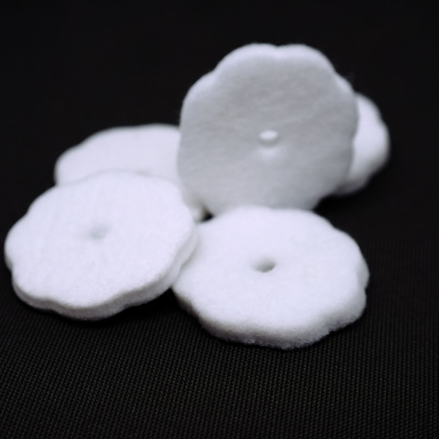 أجزاء أثاث وي جوي، إكسسوارات السرير: واقي مانع للتسرب من الفيلت الأبيض بقطر ٤٠ مم لتثبيت المرتبة، وواقي أرضي ذاتي اللصق، وأجزاء هاردويير