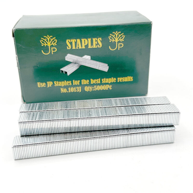 دبابيس وي جوي موديل 1013J، بطول ساق ١٣ مم، عالية التحمل، مناسبة للتنجيد، بسمك سلك ٠٫٨٦ مم، تُستخدم مع مسدس دبابيس هوائي، مناسبة لمقاعد الكنب والأثاث وإطارات الخشب، وأدوات التجهيزات والمثبتات