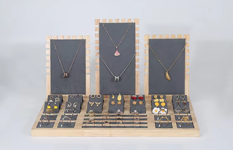 Qu'est-ce qui distingue un présentoir à bijoux dans les environnements de vente au détail ?
