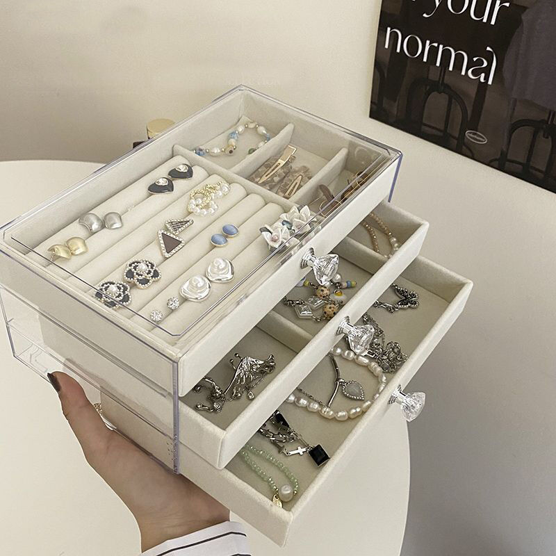 Elegantní prezentace, která zdůrazňuje každodenní rituály a výstavní expozici