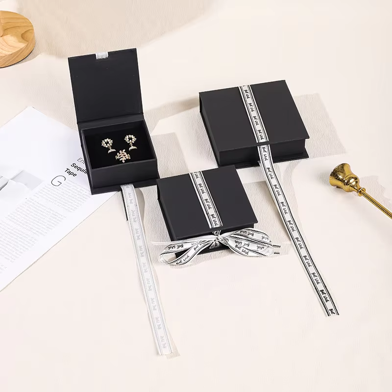 Quel emballage pour bijoux convient aux détaillants de luxe par rapport à ceux de la mode éphémère ?