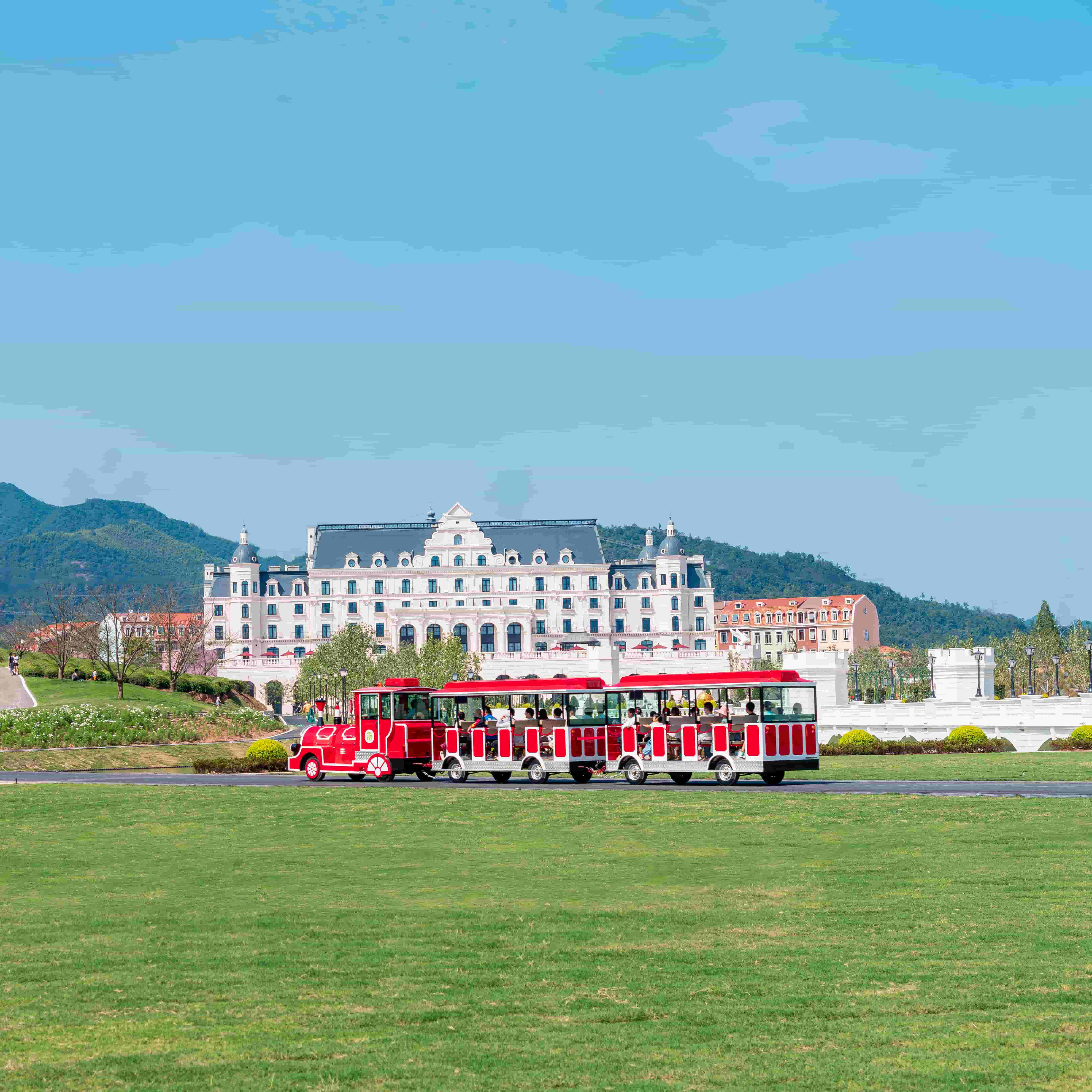 How Large Outdoor Christmas Trains Enhance Holiday Festivities and Gatherings