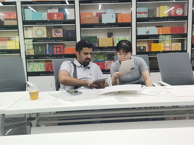 Primer transakcije na sejmu Canton Fair – naročilo za škatle za torte iz Saudove Arabije