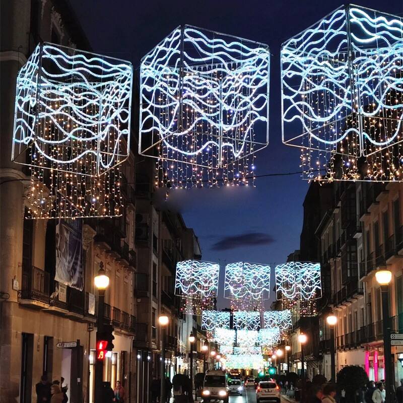 What Are the Energy Efficiency Benefits of Modern Street Motif Lights?