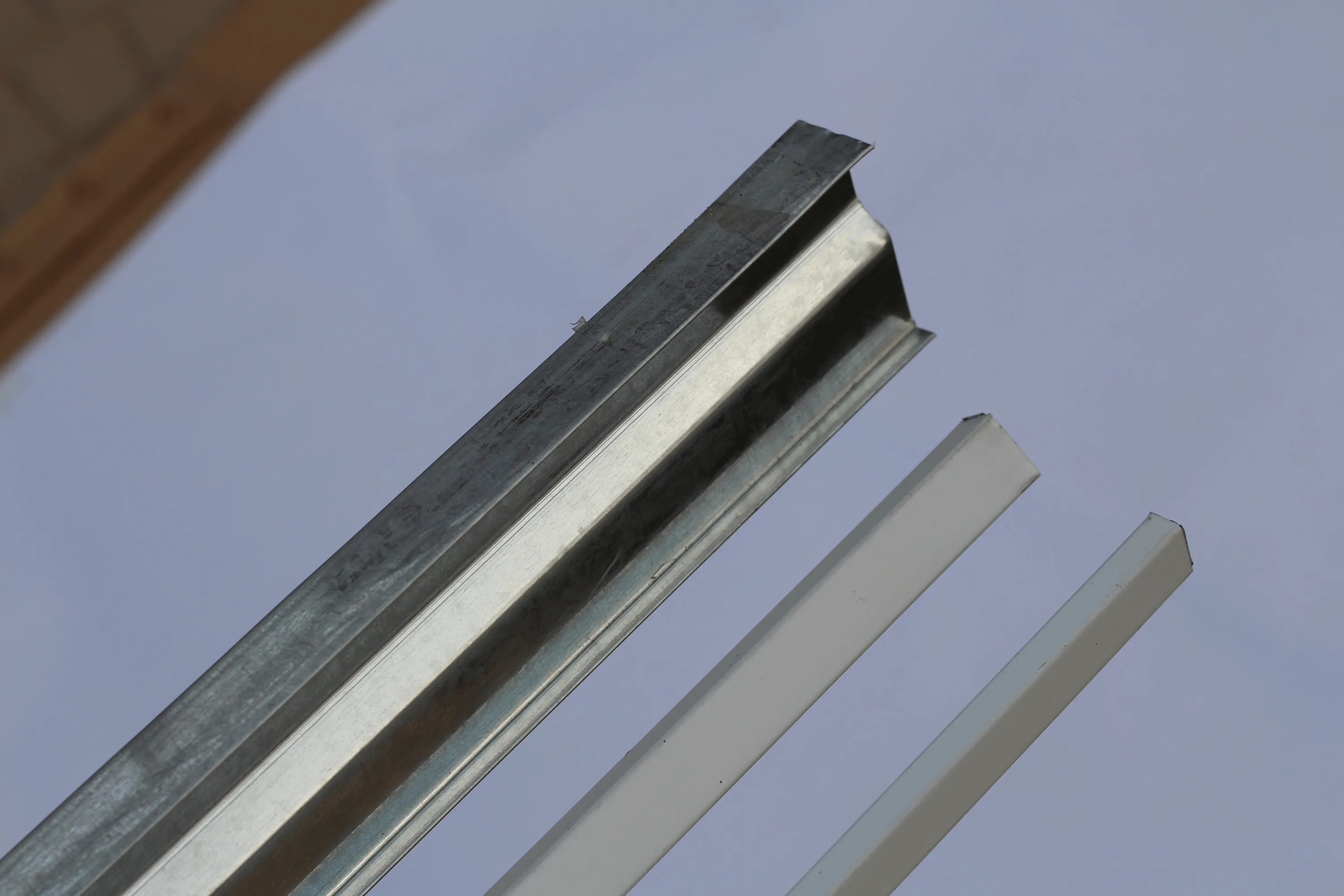 Cum se instalează grila de tavan vopsită pentru o structură stabilă