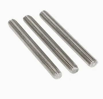 ¿Qué problemas comunes pueden surgir con los largos tornillos roscados y cómo resolverlos?