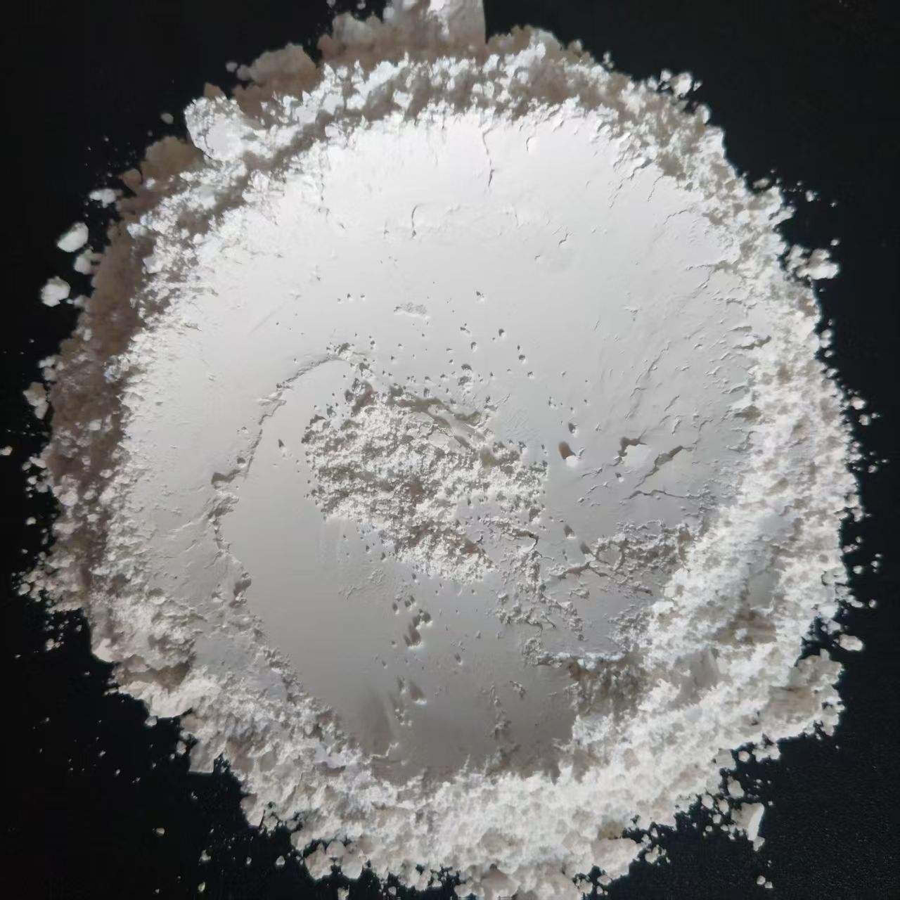 Polvo de carbonato de calcio de alta pureza para distribuidores industriales de minerales.