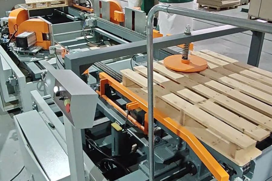 Stringer pallet hydraulic nailing line with automatic board feeding system (9).jpg