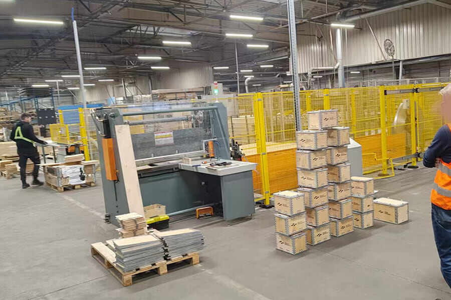 Nailless collapsible plywood box production line (4).jpg