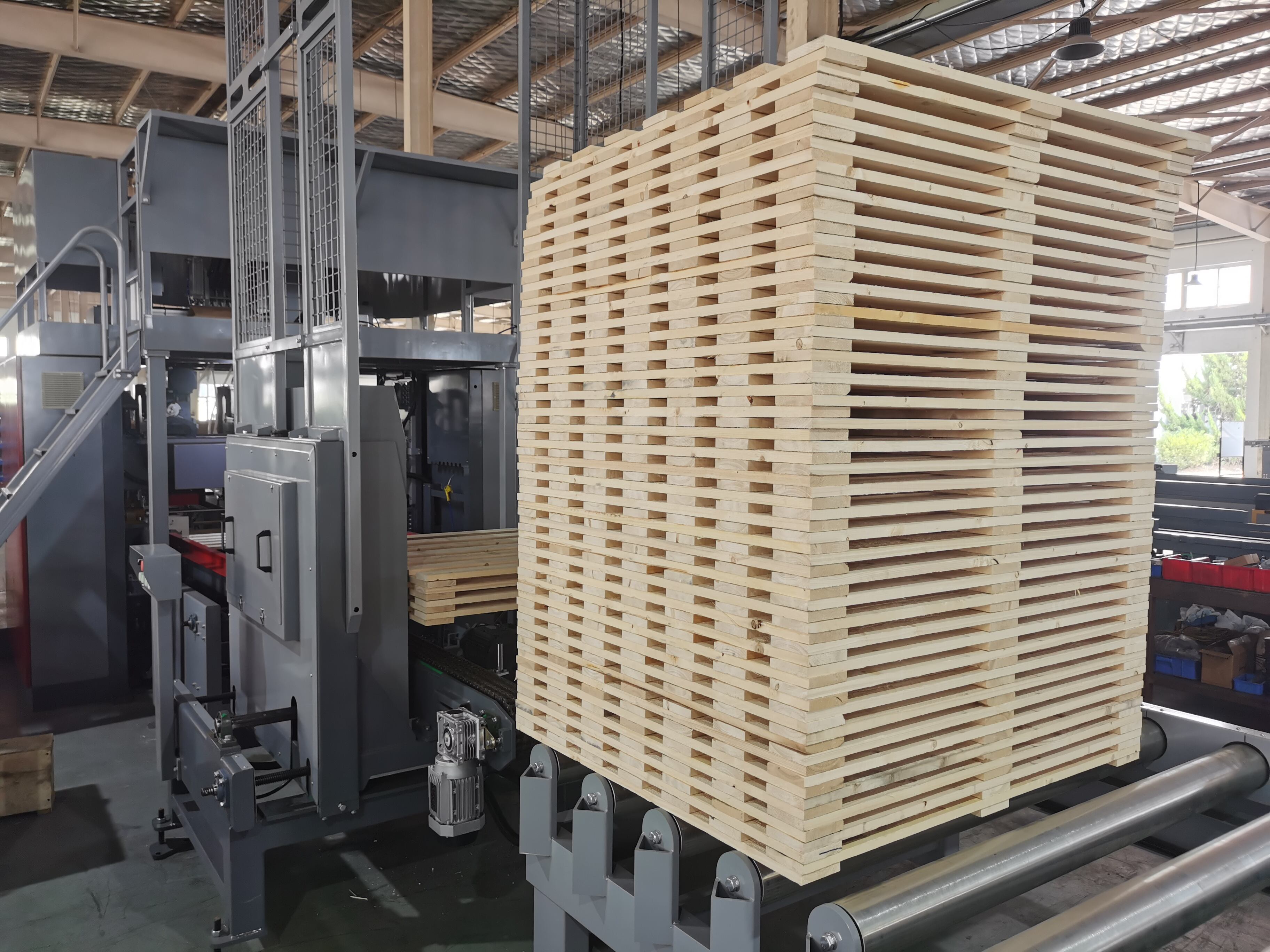 SF2000 Automatic Wooden Pallet Deck Nailing Machine with Stacking Table supplier