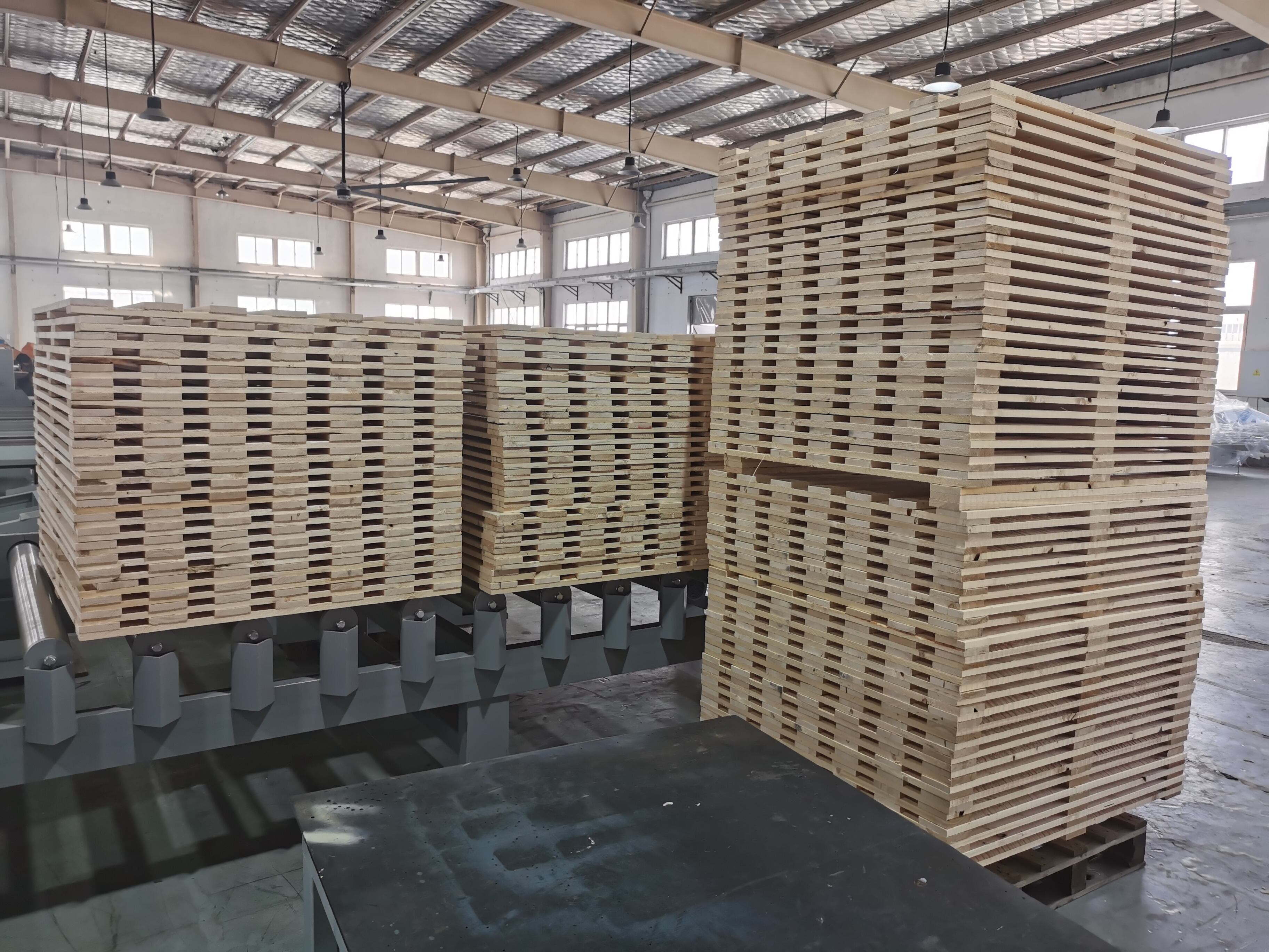 SF2000 Automatic Wooden Pallet Deck Nailing Machine with Stacking Table supplier