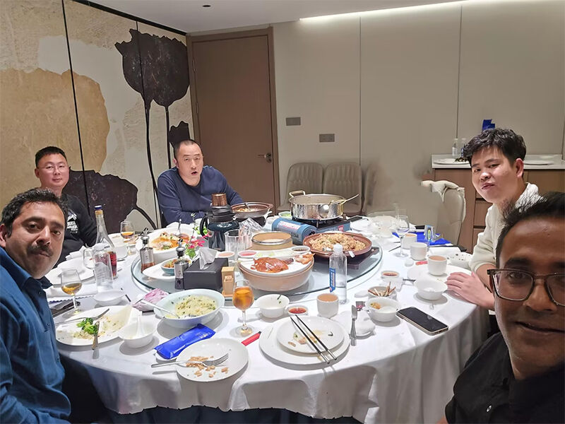 भारतीय व्यापार दल चीनी कार्ब्यूरेटर फैक्ट्री की यात्रा करता है, संवाद और भोजन के माध्यम से संबंधों को मजबूती देता है