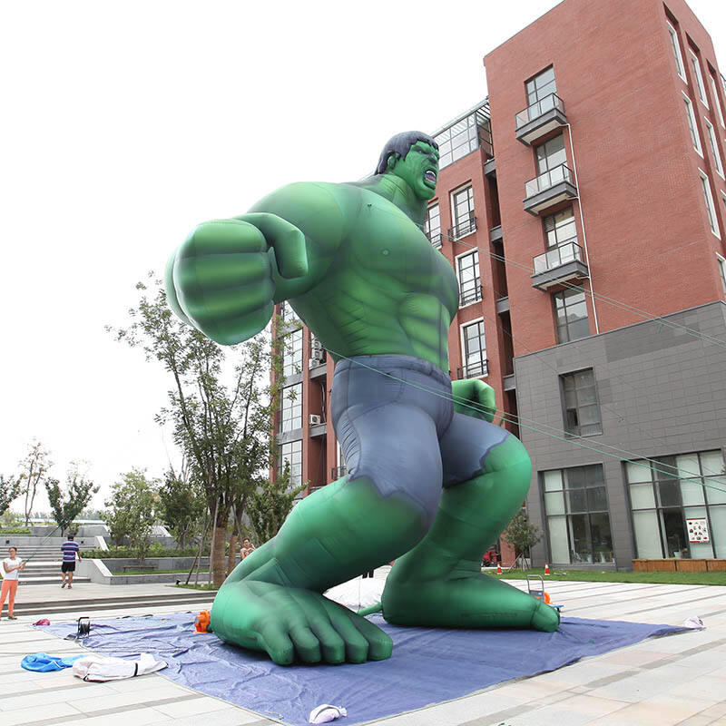 Modelo inflable gigante de Hulk