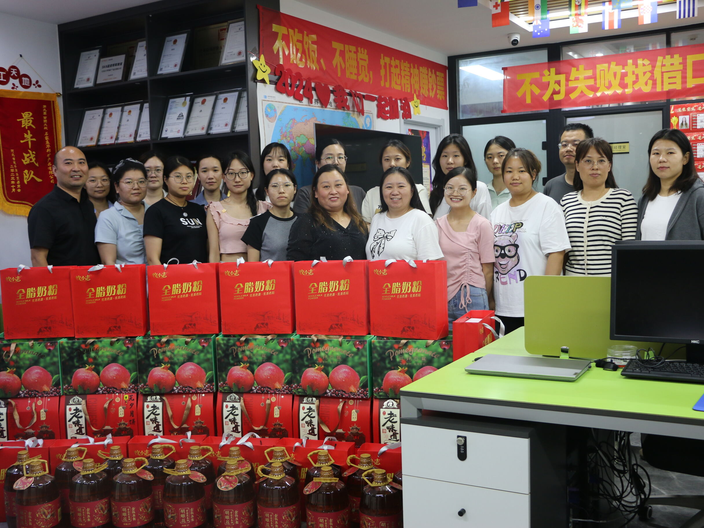 Mid-Autumn Celebrations: Company's Warmth and Gifts Unite for Reunion and Dreams