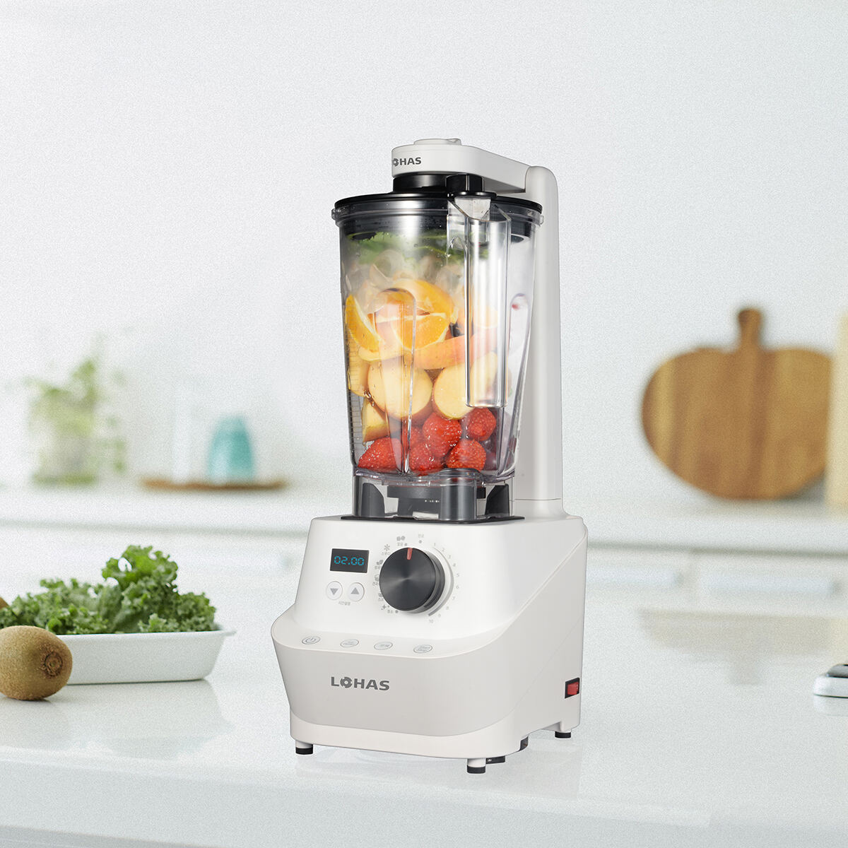 What is a vacuum blender and how does it work compared to regular blenders?