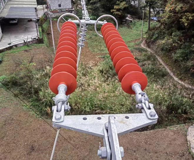 Peran Penting Insulator dalam Transmisi Listrik Modern