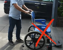 Hoe gebruik je een KDB Medical rolstoel-commode veilig op trappen?