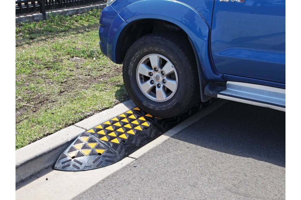 منحدر أرصفة مطاطي صناعي متين عالي الرؤية مع أنماط أمان عاكسة – الطراز CRB07