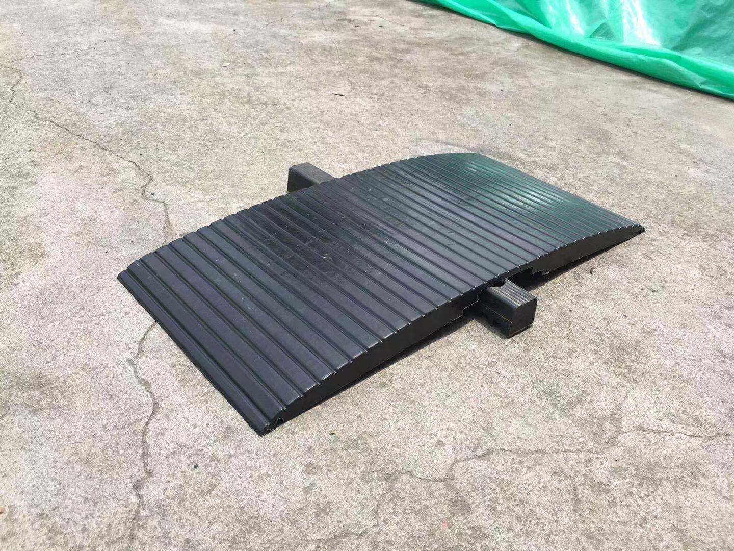 Industrial Heavy-Duty Rubber Curb Ramp with Integrated Cable Channel and Anti-Slip Surface-TRC07