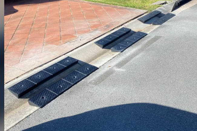 Heavy Duty Industrial Rubber Curb Ramp for Commercial Driveway and Loading Dock Access-CRC04