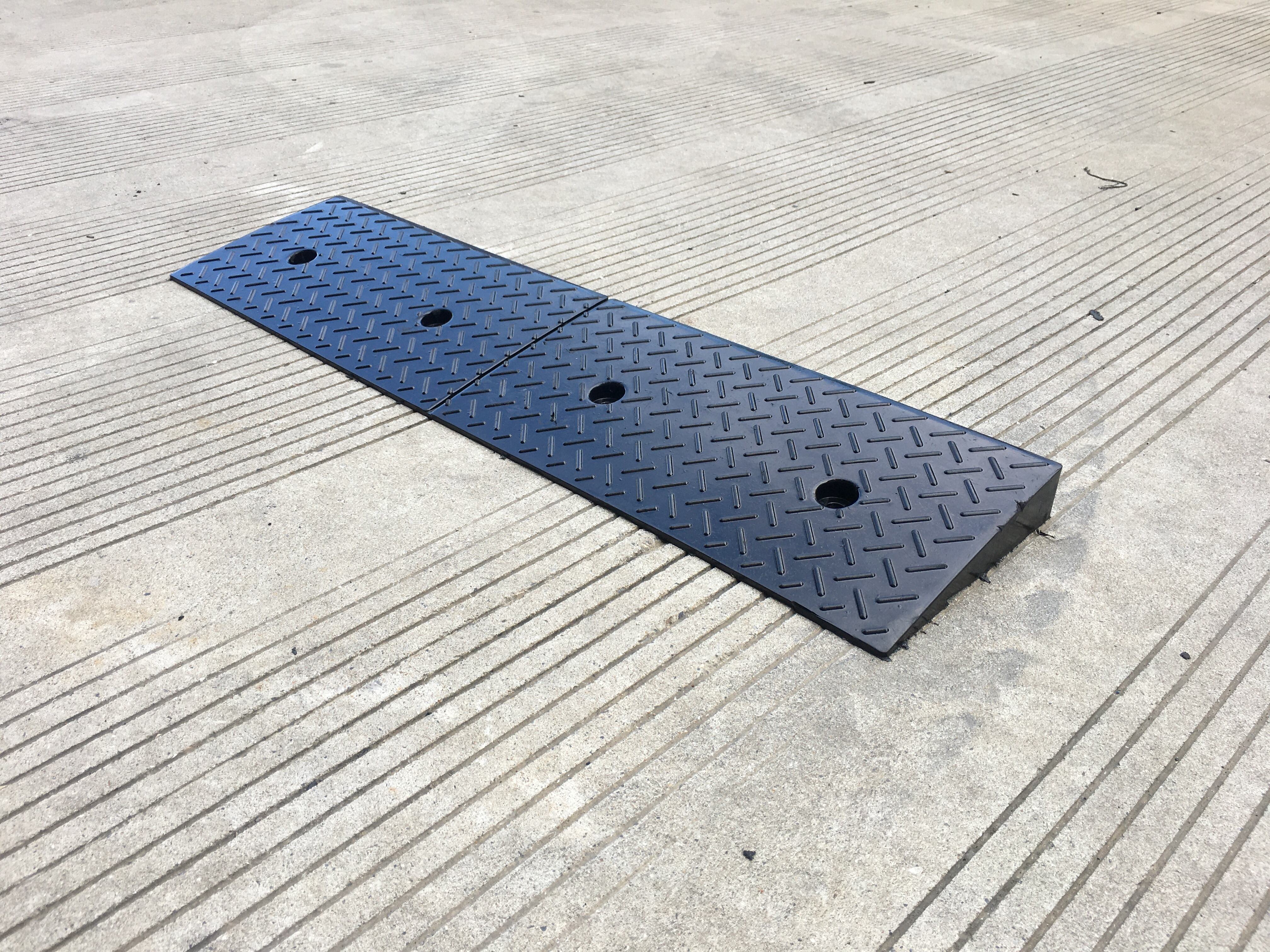Heavy Duty Industrial Rubber Curb Ramp with Reinforced Honeycomb Base for Commercial Driveways-CRC07