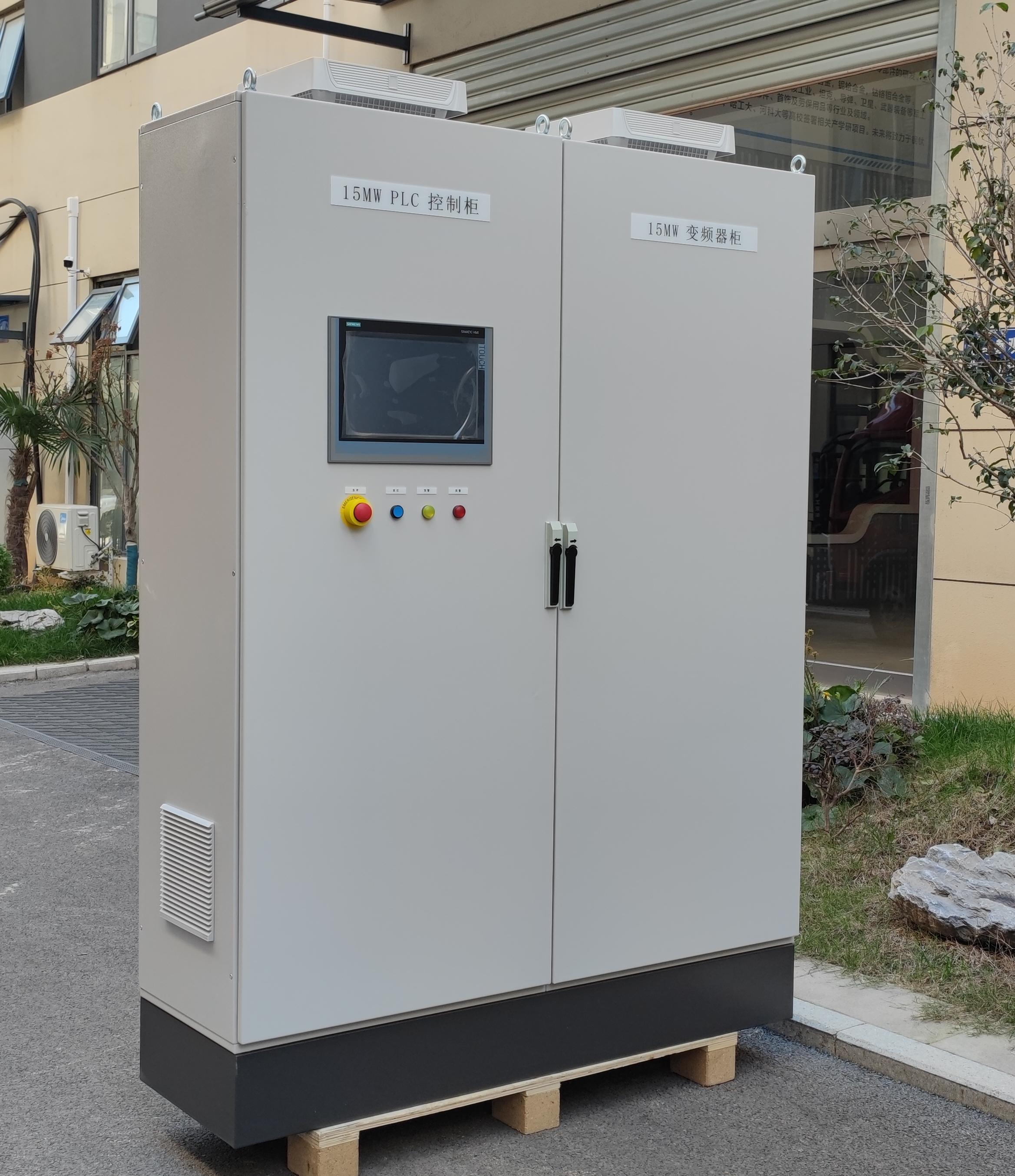 Какие поставщики панелей управления на базе ПЛК обслуживают промышленные проекты мирового масштаба?