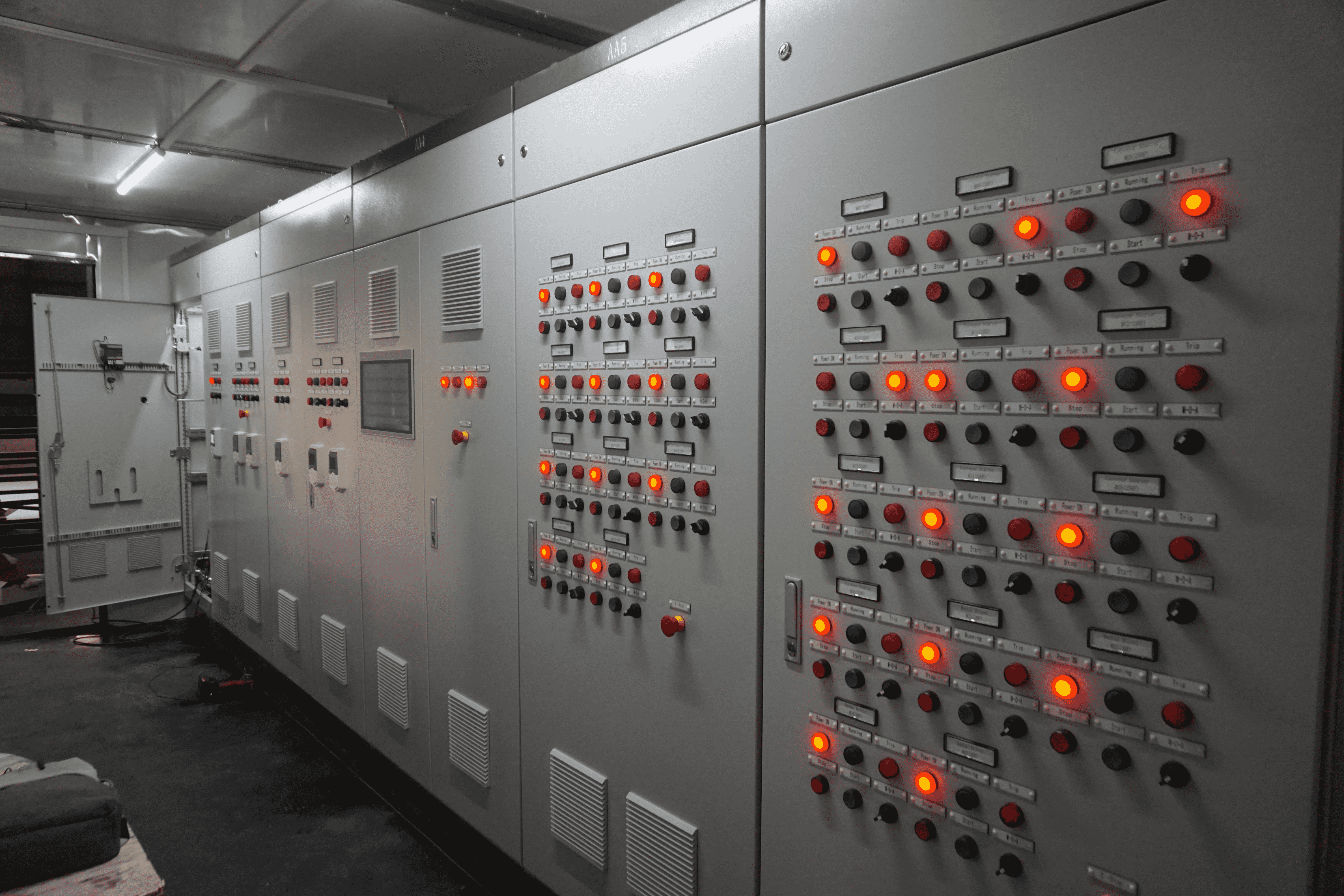 Какие особенности делают коммутационные устройства среднего напряжения надежными в высоковольтных электрических системах?