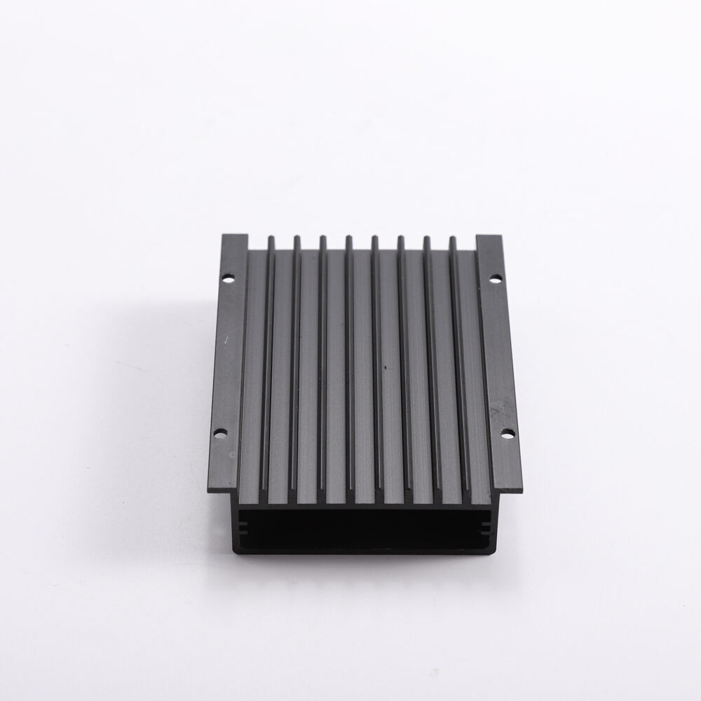 Tilpasset DC AC MPPT PWM 82(B)x17,5(H)x100(L)mm solcell oplader vannett extrudert aluminiumhylle kjølevane