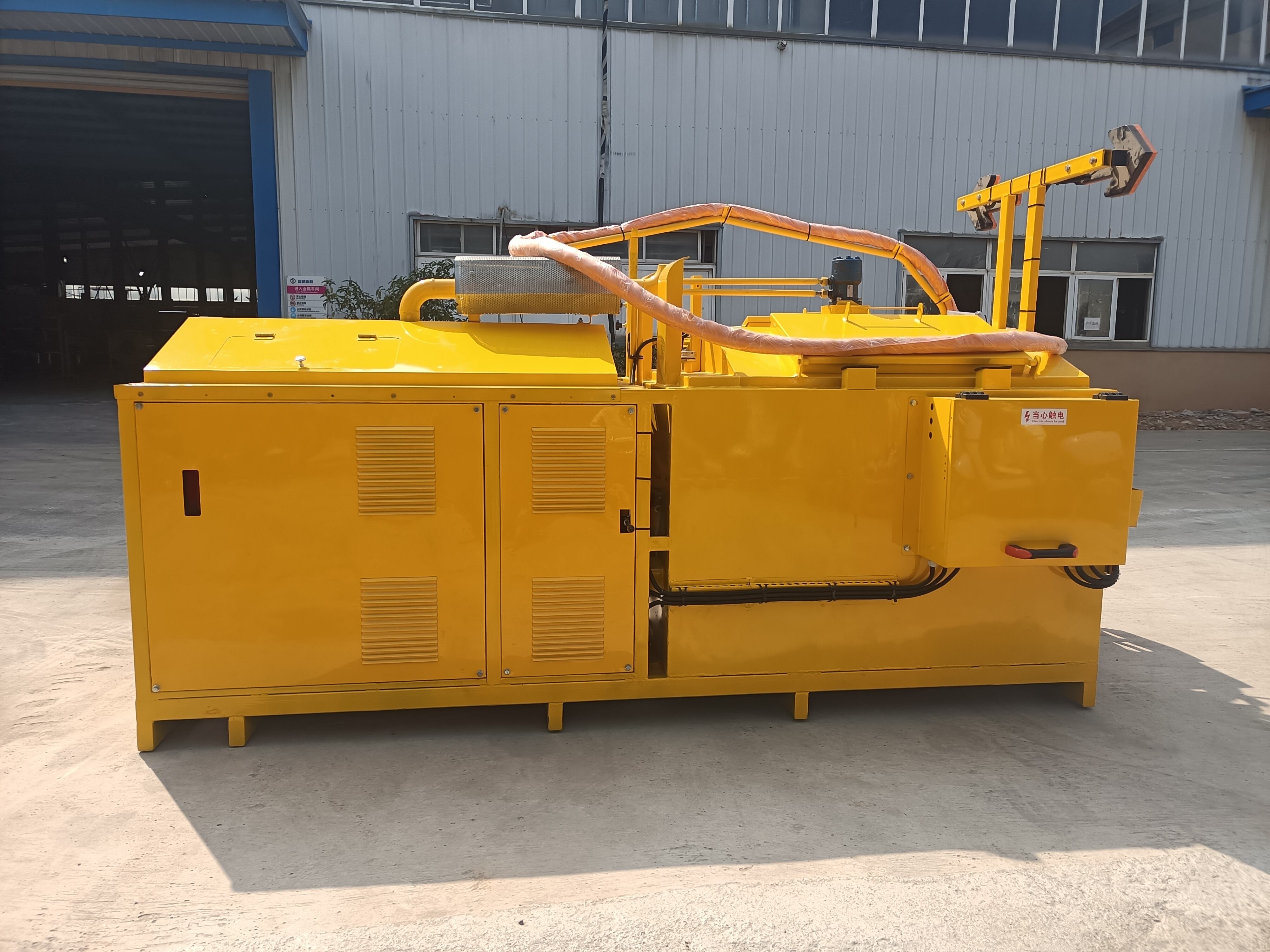 Full hydraulic positive & reverse stirring design, low-speed continuous stirring to avoid precipitation and solidification of modified asphalt sealant, stable feeding without blockage during long-hour operation.