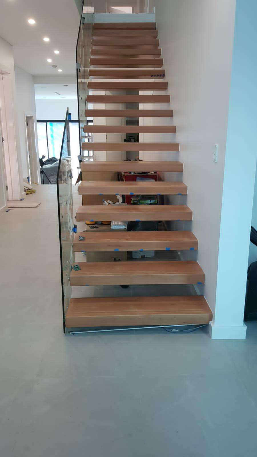 DB Modern Colorful Laminated Tempered Glass Tread Floating Straight Staircase for America supplier